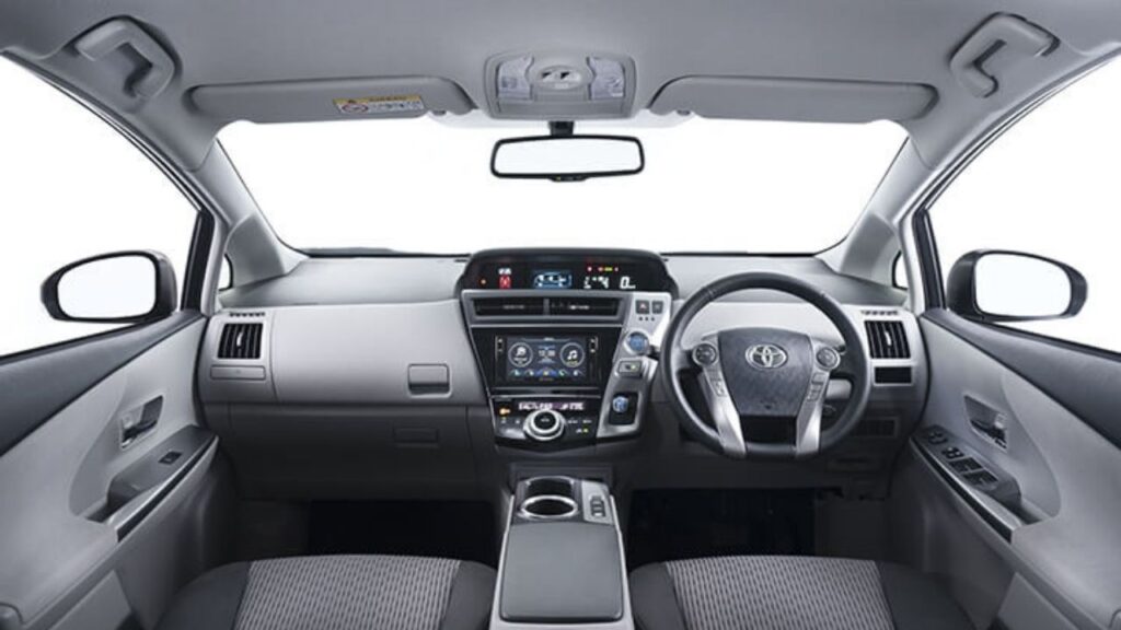 Toyota Prius Alpha Interior & Cabin