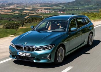BMW 3 Series Wagon Reaching 174 MPH on Highway Easily
