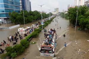 In Monsoon Karachi Traffic Police Offer Free Vehicle Repair