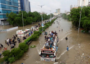 In Monsoon Karachi Traffic Police Offer Free Vehicle Repair