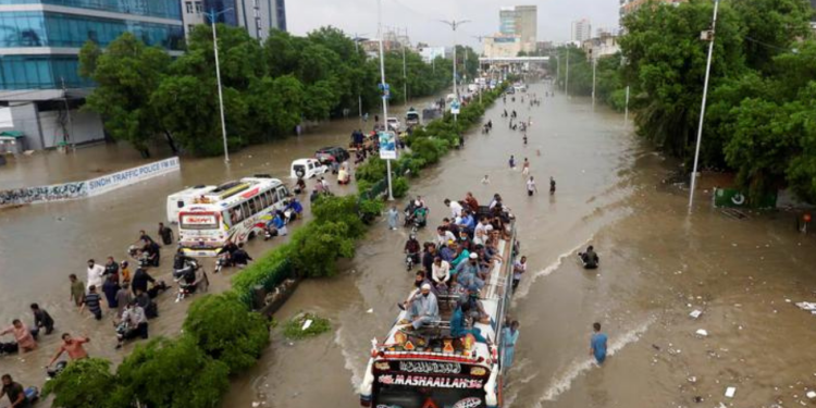 In Monsoon Karachi Traffic Police Offer Free Vehicle Repair